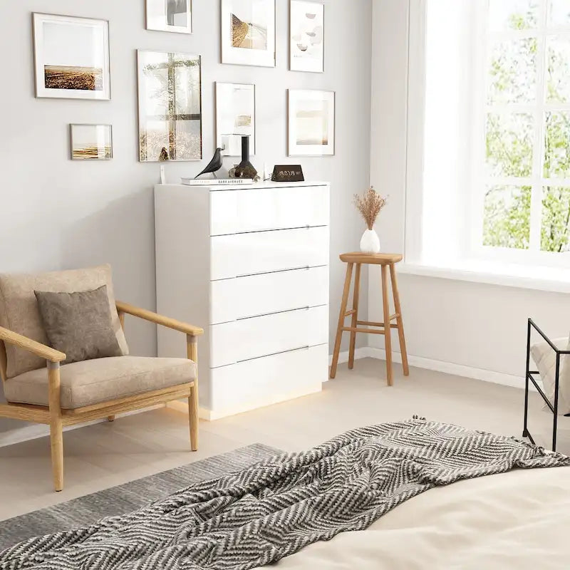 Commode 5 tiroirs avec finition haute brillance et éclairage LED
