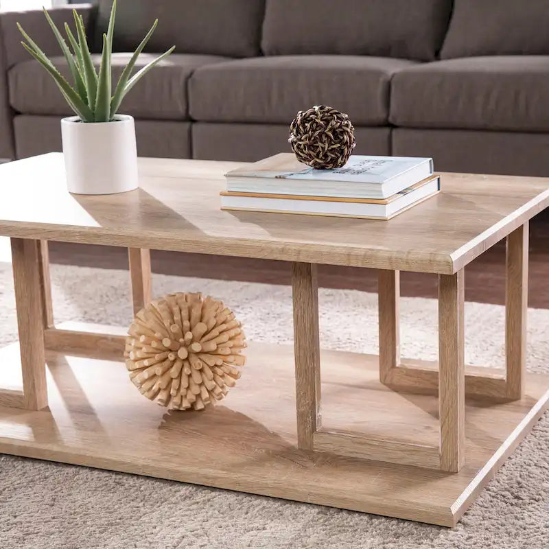 Table basse carrée en bois naturel de style transitionnel