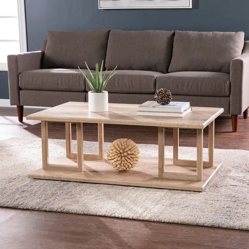 Table basse carrée en bois naturel de style transitionnel
