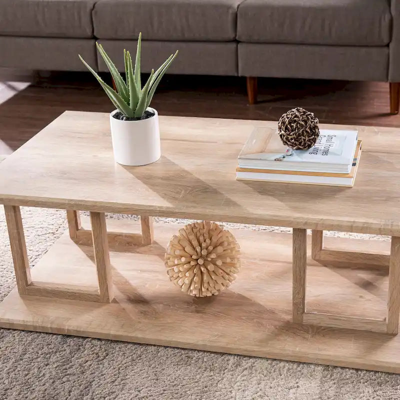 Table basse carrée en bois naturel de style transitionnel